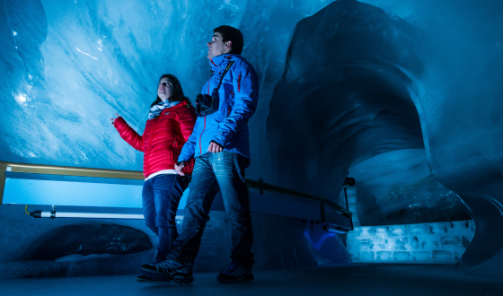 Ein Paar besucht die Grotte in Engelberg.